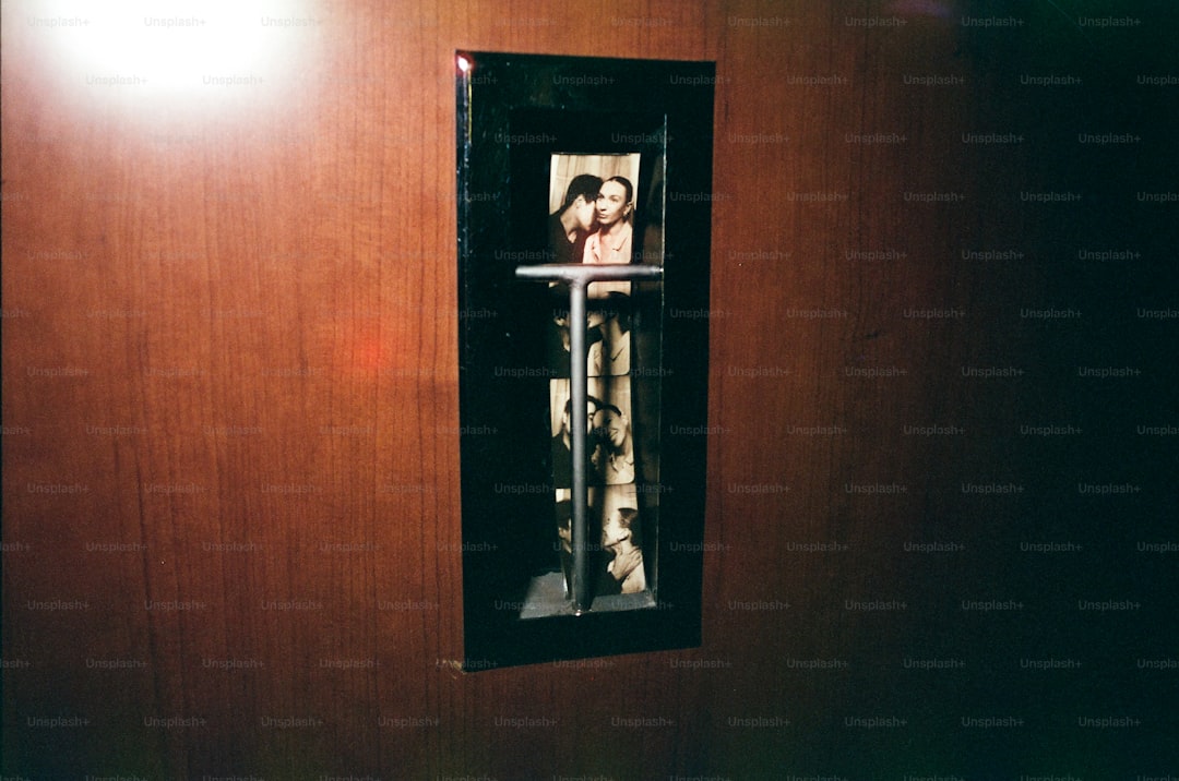 The Magic of a Statement Mirror: Your Entryway’s Instant Upgrade