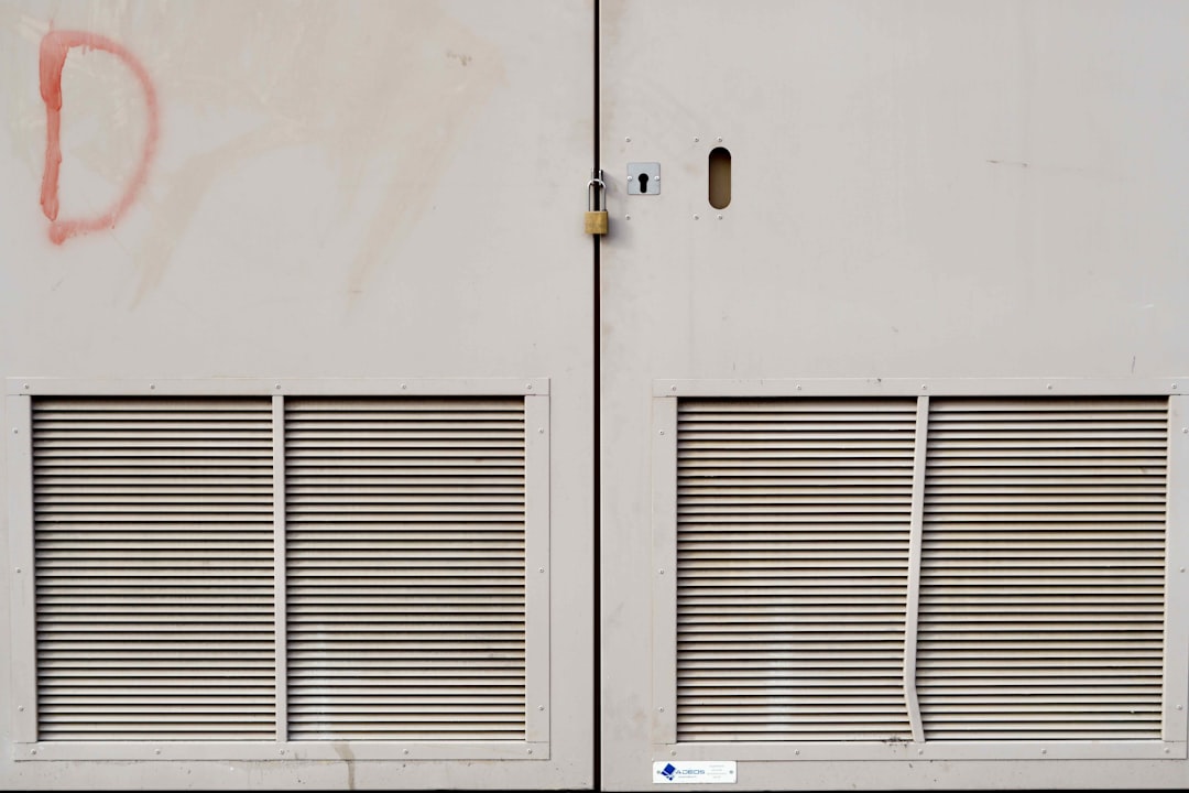 A Guide to Elegantly Adding a Mirror to Your Entryway Furniture